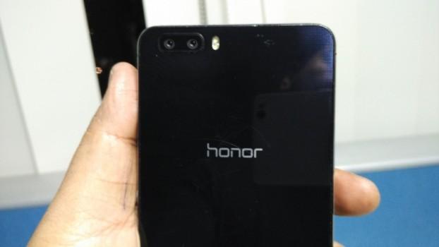 Honor 6 Plus is a mid budget smarrtphone with an outstanding camera. Here is our review:
