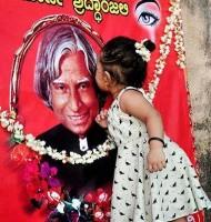 Children with Roses,Pay Tribute to People's President Abdul Kalam,Children Pay Tribute to Abdul Kalam,Tribute to Abdul Kalam,Abdul Kalam,APJ Abdul Kalam,President APJ Abdul Kalam dies,Abdul Kalam's body,Abdul Kalam dies,Former President Kalam d