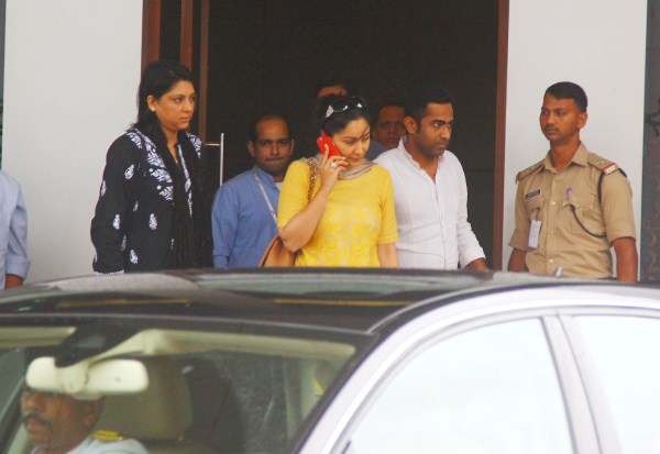 On Sanjay Dutt's 56th birthday, his wife Manyata Dutt paid him a visit at Yerwada jail. Manyata visted Sanjay Dutt at Yerwada Jail,on birtdhay,Manyata visted Sanjay Dutt,Sanjay Dutt,Manyata,Sanjay Dutt Birthday,Sanjay Dutt at Yerwada Jail,Sanjay Dutt wife Manyata,Manyata Dutt