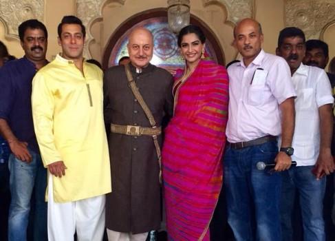 Here are a some candid photos of Salman Khan and Sonam Kapoor from the sets of Prem Ratan Dhan Payo.