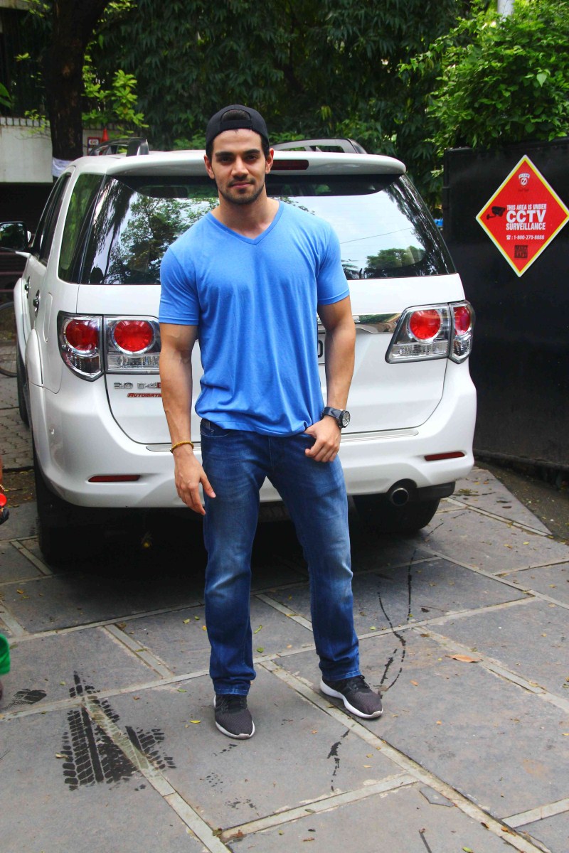 Bollywood Actor Suraj Pancholi snapped at Bandra. Suraj Pancholi snapped at Bandra,Suraj Pancholi,actor Suraj Pancholi,Suraj Pancholi latest pics,Suraj Pancholi latest images,Suraj Pancholi latest photos,Suraj Pancholi latest stills,Suraj Pancholi latest pictures