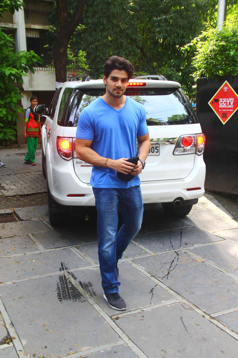 Bollywood Actor Suraj Pancholi snapped at Bandra. Suraj Pancholi snapped at Bandra,Suraj Pancholi,actor Suraj Pancholi,Suraj Pancholi latest pics,Suraj Pancholi latest images,Suraj Pancholi latest photos,Suraj Pancholi latest stills,Suraj Pancholi latest pictures