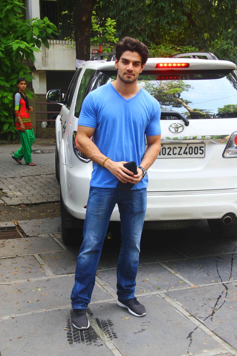 Bollywood Actor Suraj Pancholi snapped at Bandra. Suraj Pancholi snapped at Bandra,Suraj Pancholi,actor Suraj Pancholi,Suraj Pancholi latest pics,Suraj Pancholi latest images,Suraj Pancholi latest photos,Suraj Pancholi latest stills,Suraj Pancholi latest pictures