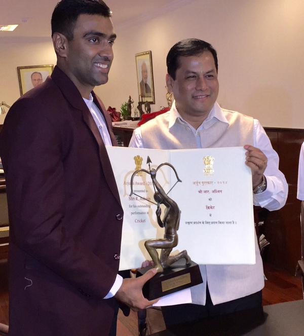 Cricket Player Ashwin Ravichandran receives Arjuna Award. Ashwin Ravichandran,Ashwin Ravichandran receives Arjuna Award,Arjuna Award 2014,cricket player Ashwin Ravichandran,Ravichandran Ashwin gets Arjuna Award,Arjuna Award pics,Arjuna Award images,Ashwin