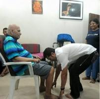 Sachin Tendulkar,Sachin tendulkar photos,Sachin tendulkar pays respected to childhood coach,Ramakant Achrekar,Guru Purnima,Guru,Sachin tendulkar childhood coach,Photo,Sachin photos,tendulkar photos,Tendulkar