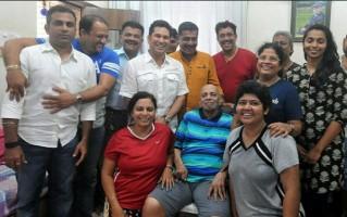 Sachin Tendulkar,Sachin tendulkar photos,Sachin tendulkar pays respected to childhood coach,Ramakant Achrekar,Guru Purnima,Guru,Sachin tendulkar childhood coach,Photo,Sachin photos,tendulkar photos,Tendulkar