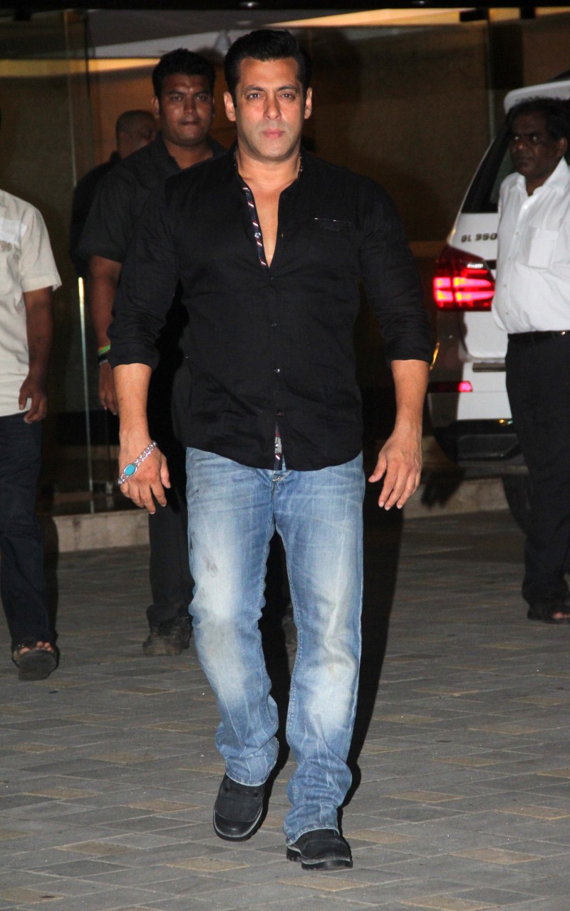 Bollywood attended Salman Khan's sister Arpita Khan's birthday bash. Here are the snapshots. Salman Khan's sister Arpita Khan's Birthday Bash,Arpita Khan's Birthday Bash,Arpita Khan Birthday Bash,Arpita Khan Birthday celebration,Arpita Khan,Salman Khan sister Arpita Khan,Salman Khan,celebs at Arpita Khan Birthday Bash,Arpita Khan B