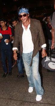 Bollywood Actor Shah Rukh Khan Chants Mantra for Dilwale Success.