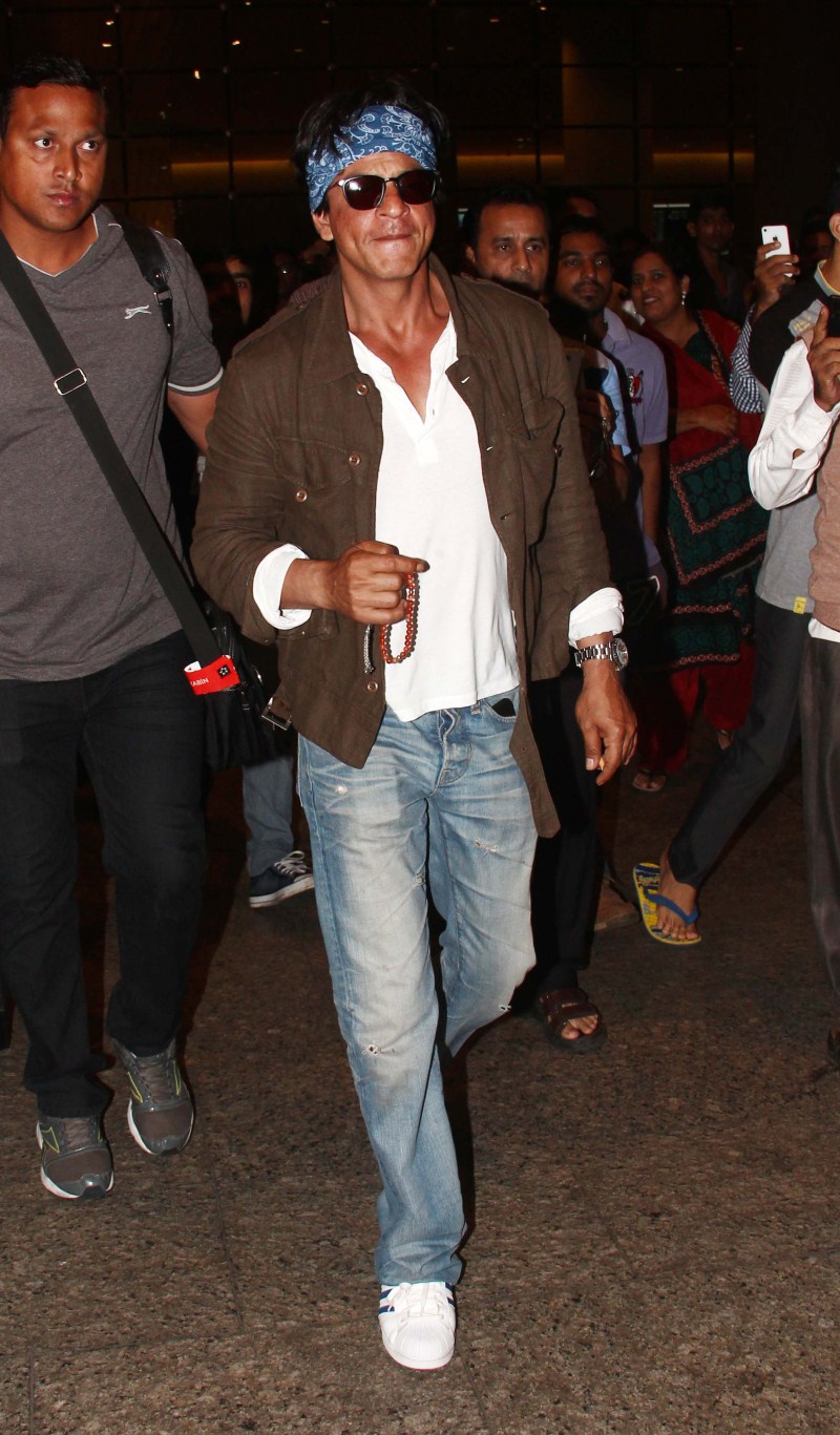 Bollywood Actor Shah Rukh Khan Chants Mantra for Dilwale Success. Shah Rukh Khan,Shahrukh Khan's new mantra for Dilwale Success,Shah Rukh Khan Latest Pictures,Shah Rukh Khan Latest pics,Shah Rukh Khan Latest images,Shah Rukh Khan Latest photos,Shah Rukh Khan Chants Mantra for Dilwale Success