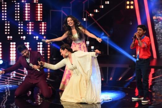 Bollywood Actress Sonakshi Sinha dances on Chaiyya Chaiyya on the sets of Indian Idol.