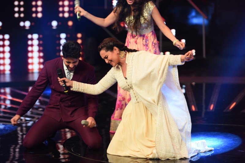 Bollywood Actress Sonakshi Sinha dances on Chaiyya Chaiyya on the sets of Indian Idol. Sonakshi Sinha dances on Chaiyya Chaiyya on the sets of Indian Idol,Sonakshi Sinha dances on Chaiyya Chaiyya,Chaiyya Chaiyya on the sets of Indian Idol,Indian Idol,Sonakshi Sinha,actress Sonakshi Sinha,Sonakshi sinha dancing,Sonakshi Sinha latest pics,Son