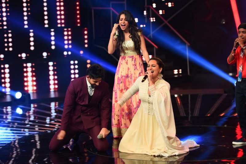Bollywood Actress Sonakshi Sinha dances on Chaiyya Chaiyya on the sets of Indian Idol. Sonakshi Sinha dances on Chaiyya Chaiyya on the sets of Indian Idol,Sonakshi Sinha dances on Chaiyya Chaiyya,Chaiyya Chaiyya on the sets of Indian Idol,Indian Idol,Sonakshi Sinha,actress Sonakshi Sinha,Sonakshi sinha dancing,Sonakshi Sinha latest pics,Son