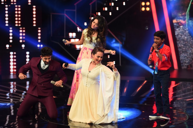 Bollywood Actress Sonakshi Sinha dances on Chaiyya Chaiyya on the sets of Indian Idol. Sonakshi Sinha dances on Chaiyya Chaiyya on the sets of Indian Idol,Sonakshi Sinha dances on Chaiyya Chaiyya,Chaiyya Chaiyya on the sets of Indian Idol,Indian Idol,Sonakshi Sinha,actress Sonakshi Sinha,Sonakshi sinha dancing,Sonakshi Sinha latest pics,Son