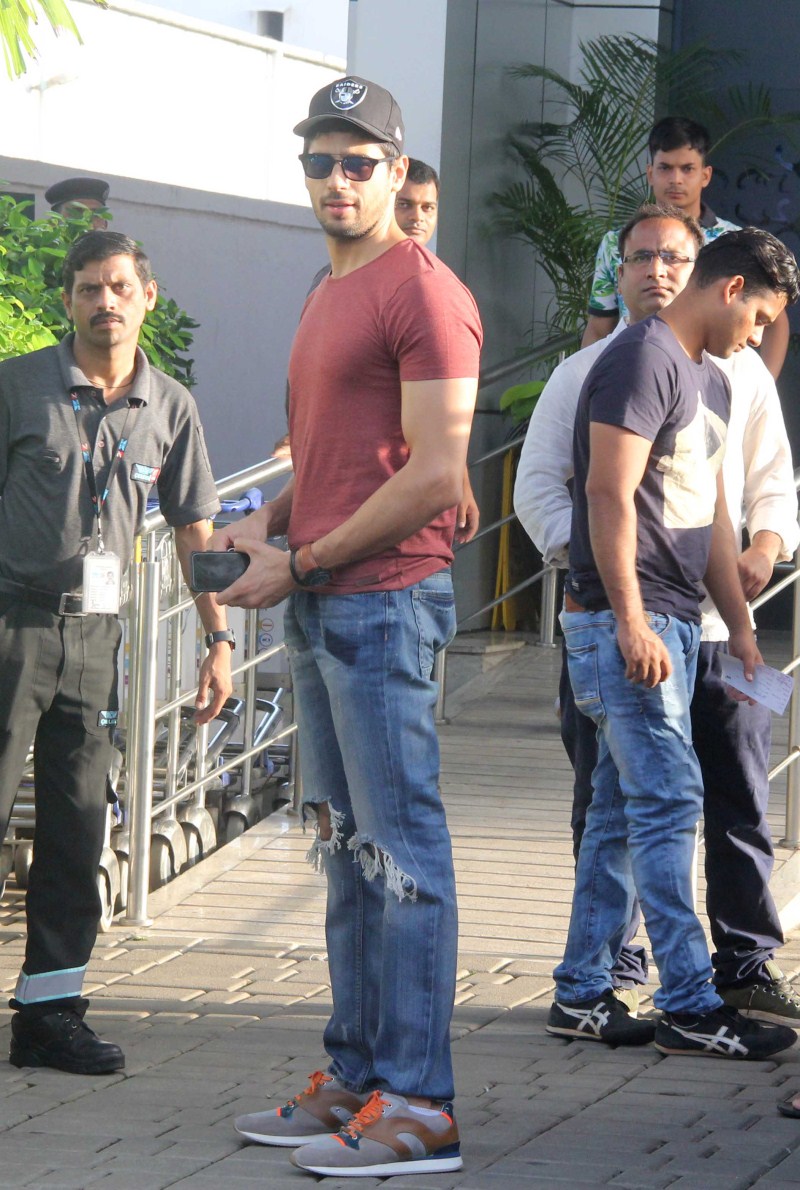Bollywood Actor Sidharth Malhotra snapped at Mumbai Airport. Sidharth Malhotra snapped at Mumbai Airport,Sidharth Malhotra at Mumbai Airport,Sidharth Malhotra,actor Sidharth Malhotra,Sidharth Malhotra latest pics,Sidharth Malhotra latest images,Sidharth Malhotra latest photos,Sidharth Malhotra latest stills,Sidhart