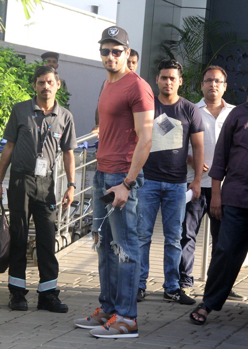 Bollywood Actor Sidharth Malhotra snapped at Mumbai Airport. Sidharth Malhotra snapped at Mumbai Airport,Sidharth Malhotra at Mumbai Airport,Sidharth Malhotra,actor Sidharth Malhotra,Sidharth Malhotra latest pics,Sidharth Malhotra latest images,Sidharth Malhotra latest photos,Sidharth Malhotra latest stills,Sidhart
