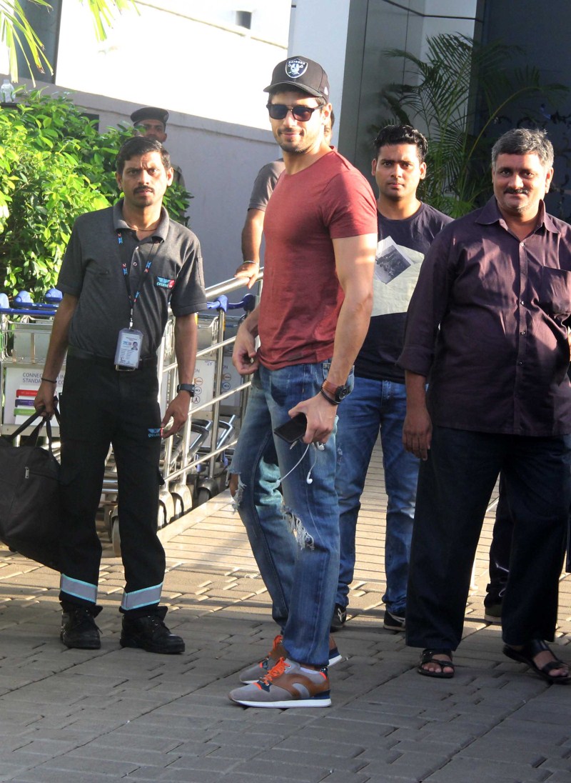 Bollywood Actor Sidharth Malhotra snapped at Mumbai Airport. Sidharth Malhotra snapped at Mumbai Airport,Sidharth Malhotra at Mumbai Airport,Sidharth Malhotra,actor Sidharth Malhotra,Sidharth Malhotra latest pics,Sidharth Malhotra latest images,Sidharth Malhotra latest photos,Sidharth Malhotra latest stills,Sidhart