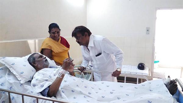 Captain Vijayakanth visits hospital to see Actor Vinu Chakkaravarthi