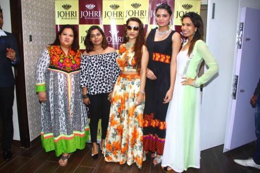 Actress Tia Bajpai Launches Johri by Amaze Jewels Diamond.