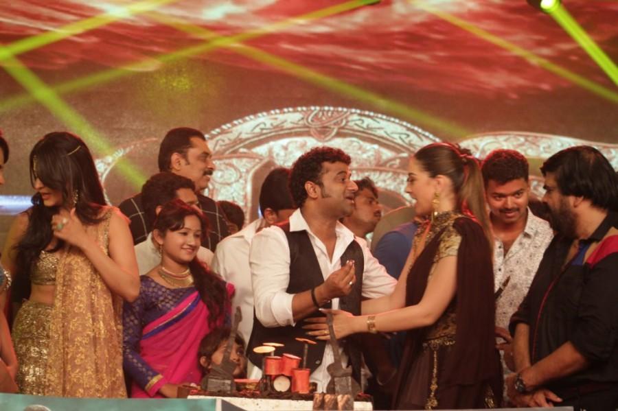 South Indian Music composer Devi Sri Prasad celebrates his Birthday with Vijay, Hansika and Puli Team. Devi Sri Prasad celebrates Birthday with Vijay,Hansika and Puli Team,Devi Sri Prasad birthday celebration,Devi Sri Prasad birthday,vijay,Hansika,Puli Team,Puli audio launch,Puli music launch,Devi Sri Prasad