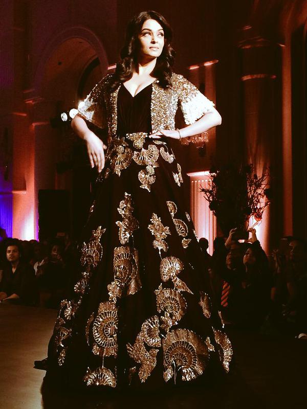 Bollywood Actress Aishwarya Rai Bachchan walks for Manish Malhotra at Amazon India Couture Week 2015. Aishwarya Rai Bachchan,Aishwarya Rai,Aishwarya Rai Bachchan walks for Manish Malhotra at Amazon India Couture Week 2015,Aishwarya Rai at Manish Malhotra,Amazon India Couture Week 2015,Manish Malhotra fashion event,Manish Malhotra,actress Aishwarya Rai Bac