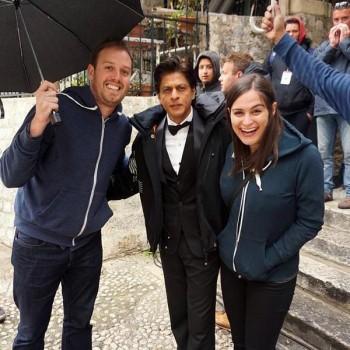 Shah Rukh Khan meets his fans on the set of 'Fan'