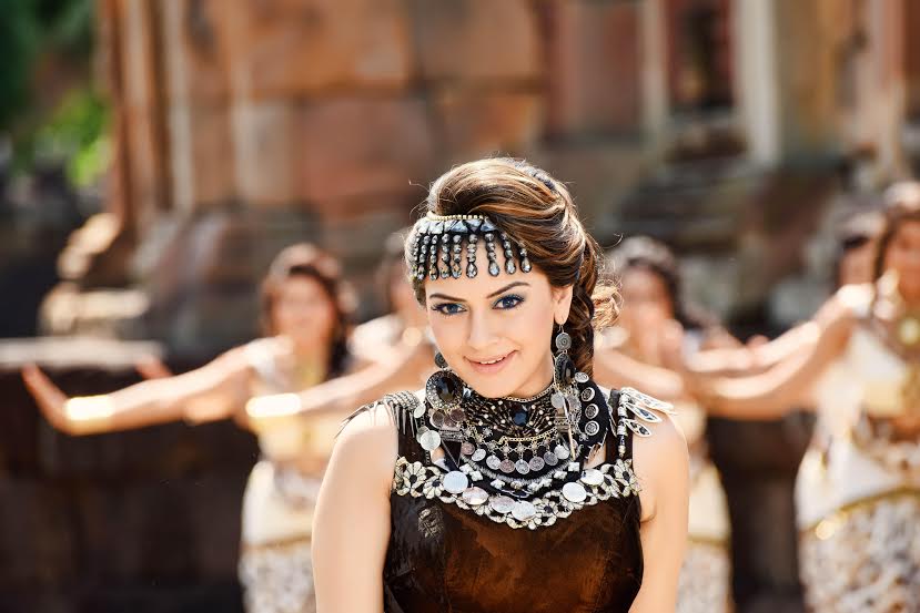 Puli is an Upcoming Tamil flick Vijay, Shruti Haasan, Hansika Motwani, Sridevi and Sudeep in lead role. Directed by Chimbu Deven. Vijay,Hansika Motwani,Vijay and Hansika Motwani,ilayathalapathy vijay,Puli,Puli movie stills,Puli movie pics,Puli movie images,Puli movie photos,vijay in puli movie,hansika motwani in puli movie