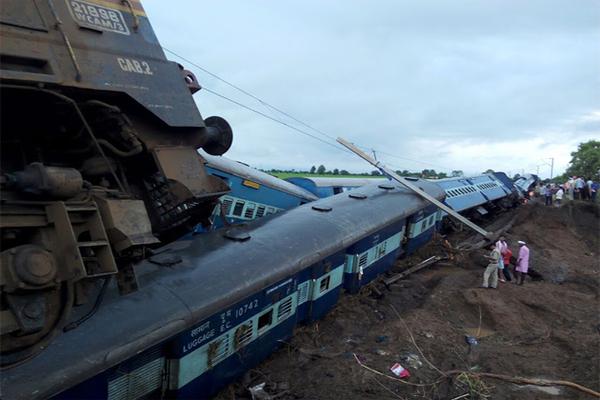 Kamayani Express and Janata Express derail in MP, rescue team rushed to spot. Twin train tragedy in MP,Twin train tragedy,Train Tragedy,Train accident,Train accident in MP,Train accident pics,Train accident images,Train accident photos,Train accident stills,Kamayani Express,Janata Express