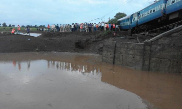 Kamayani Express and Janata Express derail in MP, rescue team rushed to spot. Twin train tragedy in MP,Twin train tragedy,Train Tragedy,Train accident,Train accident in MP,Train accident pics,Train accident images,Train accident photos,Train accident stills,Kamayani Express,Janata Express