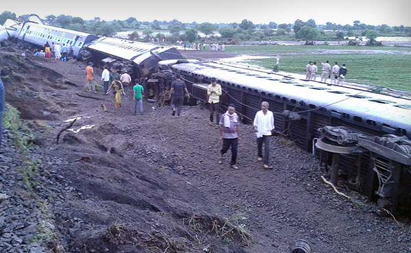 Kamayani Express and Janata Express derail in MP, rescue team rushed to spot. Twin train tragedy in MP,Twin train tragedy,Train Tragedy,Train accident,Train accident in MP,Train accident pics,Train accident images,Train accident photos,Train accident stills,Kamayani Express,Janata Express