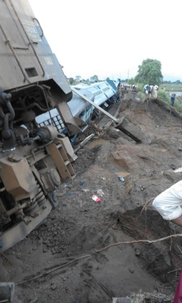 Kamayani Express and Janata Express derail in MP, rescue team rushed to spot. Twin train tragedy in MP,Twin train tragedy,Train Tragedy,Train accident,Train accident in MP,Train accident pics,Train accident images,Train accident photos,Train accident stills,Kamayani Express,Janata Express