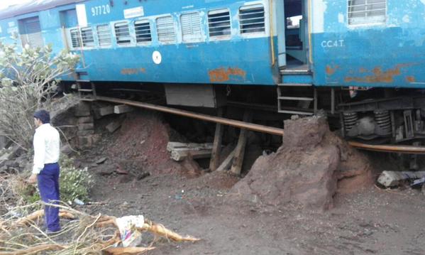 Kamayani Express and Janata Express derail in MP, rescue team rushed to spot. Twin train tragedy in MP,Twin train tragedy,Train Tragedy,Train accident,Train accident in MP,Train accident pics,Train accident images,Train accident photos,Train accident stills,Kamayani Express,Janata Express