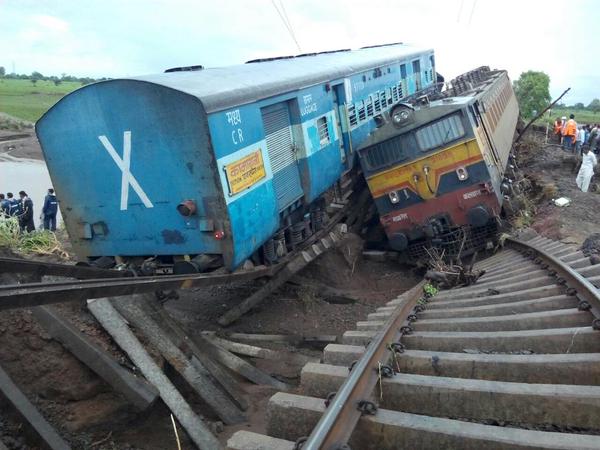 Kamayani Express and Janata Express derail in MP, rescue team rushed to spot. Twin train tragedy in MP,Twin train tragedy,Train Tragedy,Train accident,Train accident in MP,Train accident pics,Train accident images,Train accident photos,Train accident stills,Kamayani Express,Janata Express