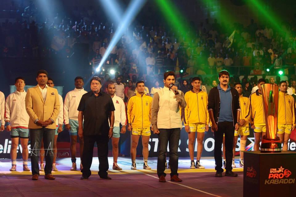 South Indian Actor Allu Arjun at PRO Kabaddi League Match. Allu Arjun,Allu Arjun at PRO Kabaddi League Match,PRO Kabaddi League Match,PRO Kabaddi,actor Allu Arjun,Allu Arjun latest pics,Allu Arjun latest images,Allu Arjun latest photos,Allu Arjun latest stills,Allu Arjun latest pictures