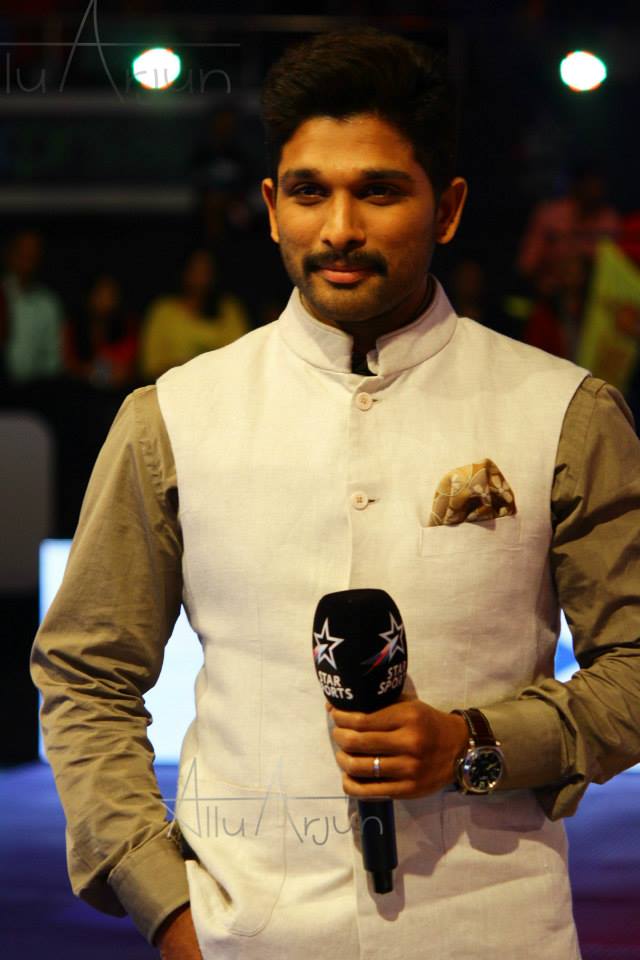 South Indian Actor Allu Arjun at PRO Kabaddi League Match. Allu Arjun,Allu Arjun at PRO Kabaddi League Match,PRO Kabaddi League Match,PRO Kabaddi,actor Allu Arjun,Allu Arjun latest pics,Allu Arjun latest images,Allu Arjun latest photos,Allu Arjun latest stills,Allu Arjun latest pictures