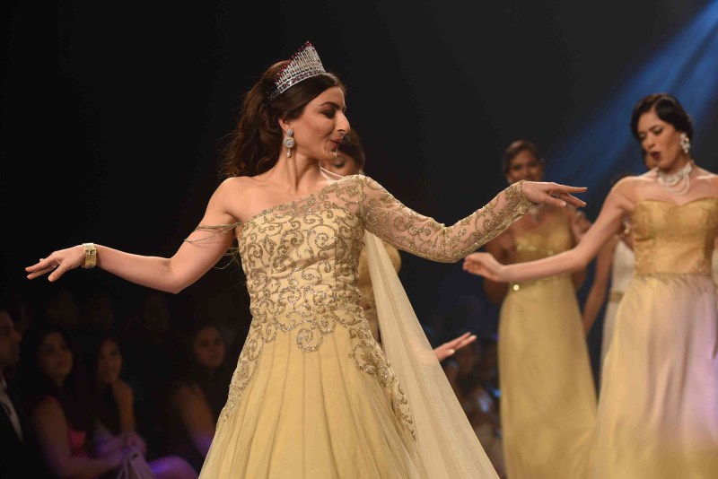 Bollywood Actress Soha Ali Khan walks the ramp at IIJW 2015. Soha Ali Khan,Soha Ali Khan ramp walk,IIJW 2015,IIJW,India International Jewellery Week 2015,India International Jewellery Week,Soha Ali Khan latest pics,actress Soha Ali Khan,Soha Ali Khan latest images,Soha Ali Khan latest stills,Soha Ali Khan latest pi