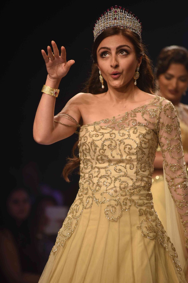 Bollywood Actress Soha Ali Khan walks the ramp at IIJW 2015. Soha Ali Khan,Soha Ali Khan ramp walk,IIJW 2015,IIJW,India International Jewellery Week 2015,India International Jewellery Week,Soha Ali Khan latest pics,actress Soha Ali Khan,Soha Ali Khan latest images,Soha Ali Khan latest stills,Soha Ali Khan latest pi