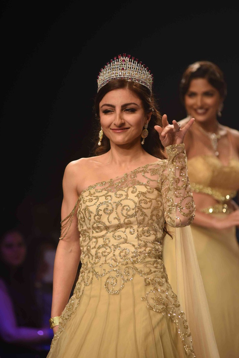 Bollywood Actress Soha Ali Khan walks the ramp at IIJW 2015. Soha Ali Khan,Soha Ali Khan ramp walk,IIJW 2015,IIJW,India International Jewellery Week 2015,India International Jewellery Week,Soha Ali Khan latest pics,actress Soha Ali Khan,Soha Ali Khan latest images,Soha Ali Khan latest stills,Soha Ali Khan latest pi