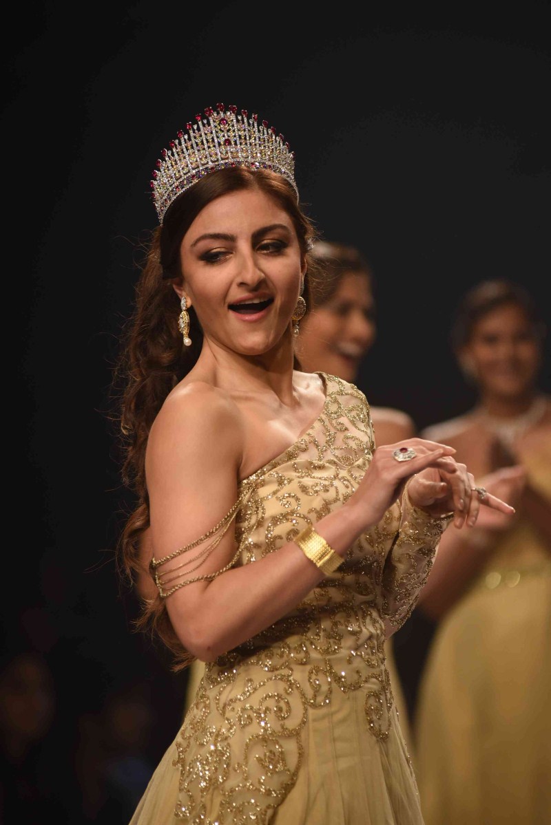 Bollywood Actress Soha Ali Khan walks the ramp at IIJW 2015. Soha Ali Khan,Soha Ali Khan ramp walk,IIJW 2015,IIJW,India International Jewellery Week 2015,India International Jewellery Week,Soha Ali Khan latest pics,actress Soha Ali Khan,Soha Ali Khan latest images,Soha Ali Khan latest stills,Soha Ali Khan latest pi