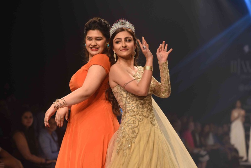 Bollywood Actress Soha Ali Khan walks the ramp at IIJW 2015. Soha Ali Khan,Soha Ali Khan ramp walk,IIJW 2015,IIJW,India International Jewellery Week 2015,India International Jewellery Week,Soha Ali Khan latest pics,actress Soha Ali Khan,Soha Ali Khan latest images,Soha Ali Khan latest stills,Soha Ali Khan latest pi