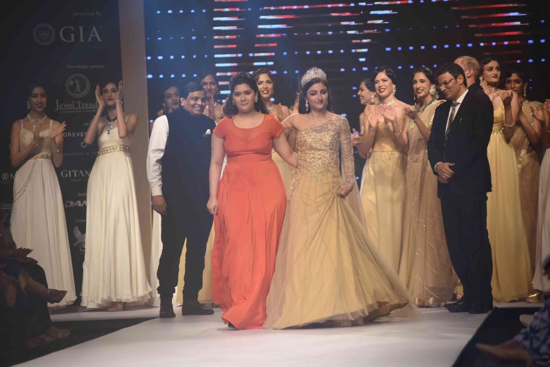 Bollywood Actress Soha Ali Khan walks the ramp at IIJW 2015. Soha Ali Khan,Soha Ali Khan ramp walk,IIJW 2015,IIJW,India International Jewellery Week 2015,India International Jewellery Week,Soha Ali Khan latest pics,actress Soha Ali Khan,Soha Ali Khan latest images,Soha Ali Khan latest stills,Soha Ali Khan latest pi