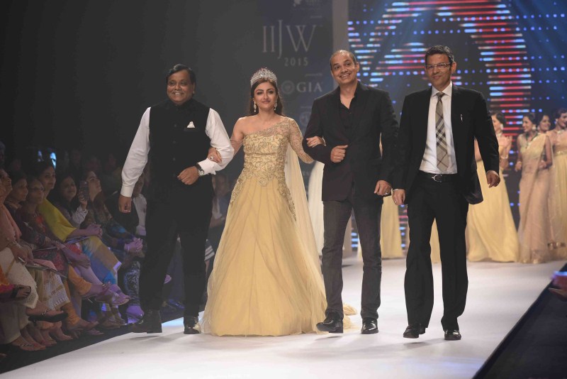 Bollywood Actress Soha Ali Khan walks the ramp at IIJW 2015. Soha Ali Khan,Soha Ali Khan ramp walk,IIJW 2015,IIJW,India International Jewellery Week 2015,India International Jewellery Week,Soha Ali Khan latest pics,actress Soha Ali Khan,Soha Ali Khan latest images,Soha Ali Khan latest stills,Soha Ali Khan latest pi