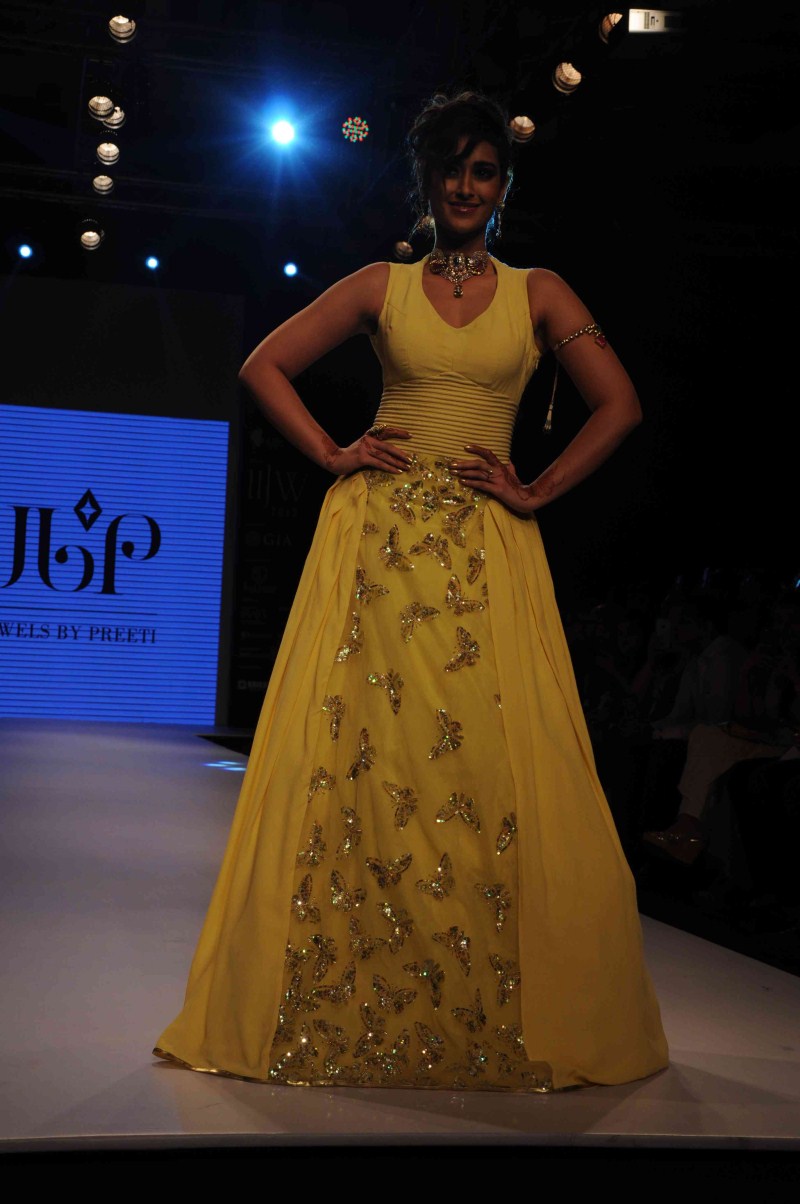 Bollywood Actress Ileana D'Cruz walks the ramp at IIJW 2015. Ileana D'Cruz,Ileana,actress Ileana D'Cruz,Ileana D'Cruz at IIJW 2015,Ileana at IIJW 2015,IIJW 2015,India International Jewellery Week 2015,India International Jewellery Week,Ileana D'Cruz latest pics,Ileana D'Cruz latest images,I
