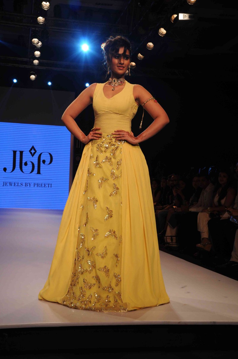 Bollywood Actress Ileana D'Cruz walks the ramp at IIJW 2015. Ileana D'Cruz,Ileana,actress Ileana D'Cruz,Ileana D'Cruz at IIJW 2015,Ileana at IIJW 2015,IIJW 2015,India International Jewellery Week 2015,India International Jewellery Week,Ileana D'Cruz latest pics,Ileana D'Cruz latest images,I