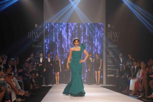 Bollywood Actress Sophie Choudry walks the ramp at IIJW 2015.