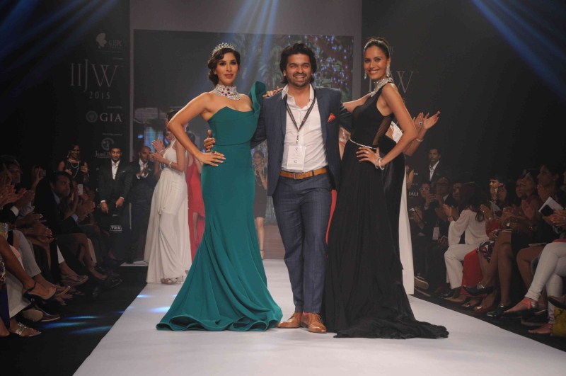 Bollywood Actress Sophie Choudry walks the ramp at IIJW 2015. Sophie Choudry,Sophie Choudry at IIJW 2015,actress Sophie Choudry,Sophie Choudry walks at IIJW 2015,IIJW 2015,Sophie Choudry latest pics,Sophie Choudry latest images,Sophie Choudry latest photos,Sophie Choudry latest stills,Sophie Choudry latest pictures