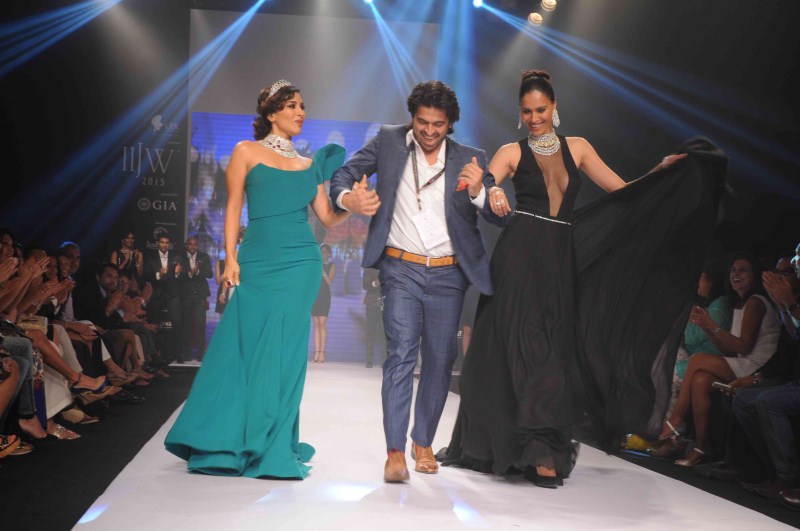 Bollywood Actress Sophie Choudry walks the ramp at IIJW 2015. Sophie Choudry,Sophie Choudry at IIJW 2015,actress Sophie Choudry,Sophie Choudry walks at IIJW 2015,IIJW 2015,Sophie Choudry latest pics,Sophie Choudry latest images,Sophie Choudry latest photos,Sophie Choudry latest stills,Sophie Choudry latest pictures