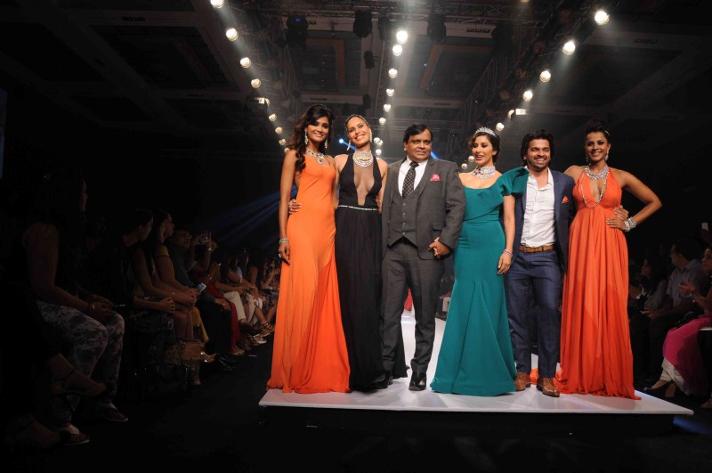 Bollywood Actress Sophie Choudry walks the ramp at IIJW 2015. Sophie Choudry,Sophie Choudry at IIJW 2015,actress Sophie Choudry,Sophie Choudry walks at IIJW 2015,IIJW 2015,Sophie Choudry latest pics,Sophie Choudry latest images,Sophie Choudry latest photos,Sophie Choudry latest stills,Sophie Choudry latest pictures