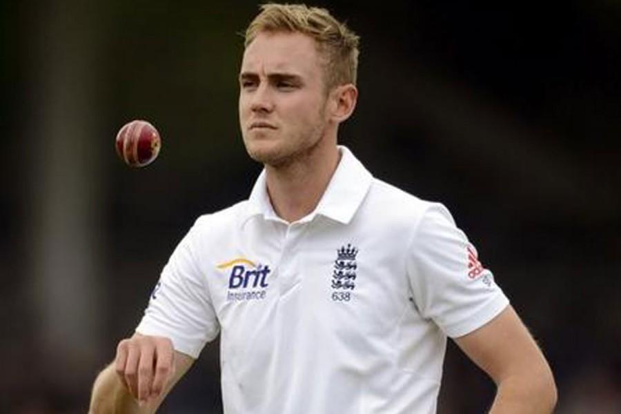 Stuart Broad became the fifth England bowler to take 300 Test wickets on the first day of the fourth Ashes Test. Ashes 2015,Stuart Broad,Stuart Broad takes 300th Test wicket,Stuart Broad 300th Test wicket,Stuart Broad 300th wicket,England bowler,fifth England bowler to take 300 Test wickets