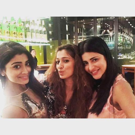 Rai Lakshmi, Shruthi Hassan and Shriya Saran Selfie Pics. SIIMA 2015,Rai Lakshmi,Shruthi Hassan,Shriya Saran,SIIMA Awards 2015