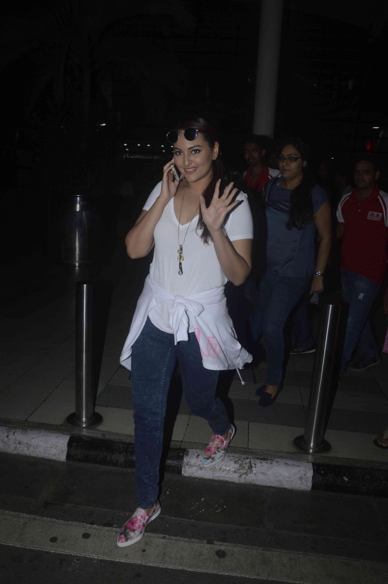 Bollywood Actress Sonakshi Sinha snapped at Mumbai Airport. Sonakshi Sinha,actress Sonakshi Sinha,Sonakshi Sinha snapped at Mumbai Airport,Sonakshi Sinha latest pics,Sonakshi Sinha latest images,Sonakshi Sinha latest photos,Sonakshi Sinha latest pictures
